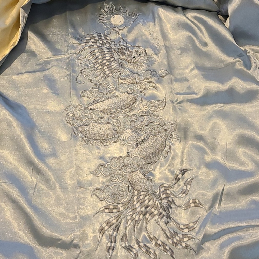 Vietnamese Robe - Picture 2 of 10